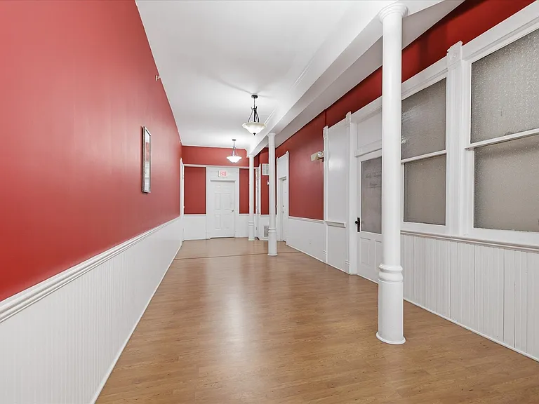 200 E 9th St #4 — Photo 3