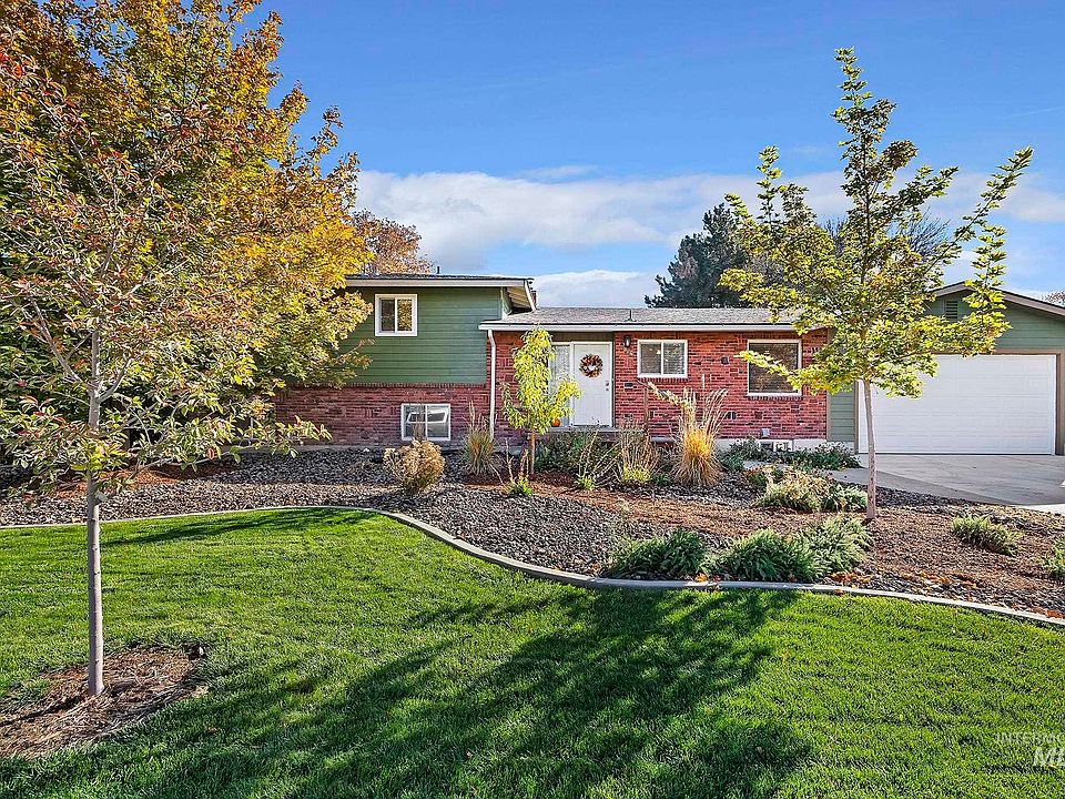 1st image of 824 Alturas Dr N