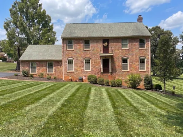 101 Lake Ridge Dr, Forest, VA 24551
