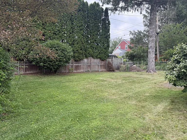 517 E Linn St — Photo 7
