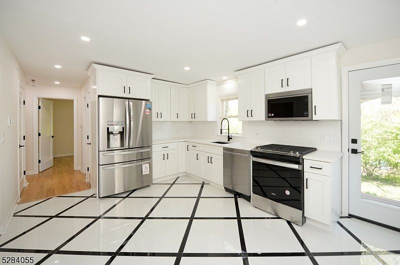 1st image of 536 Broughton Ave