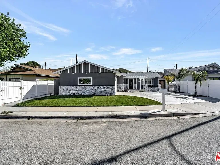28040 Ermine Pl — Photo 3