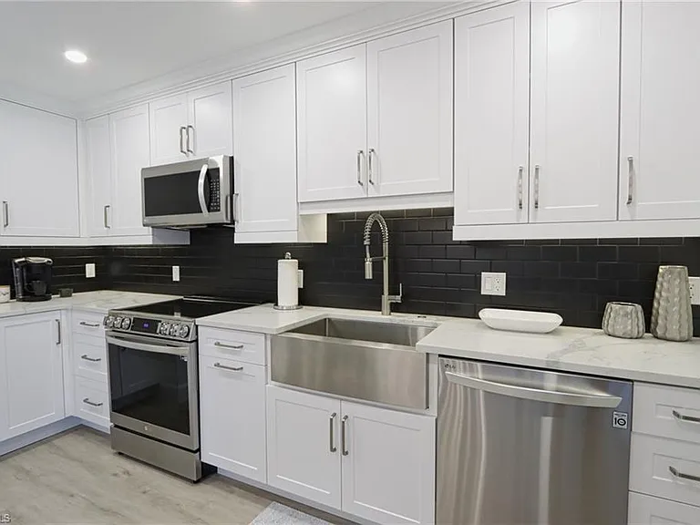 788 Park Shore Dr #E14 — Photo 6