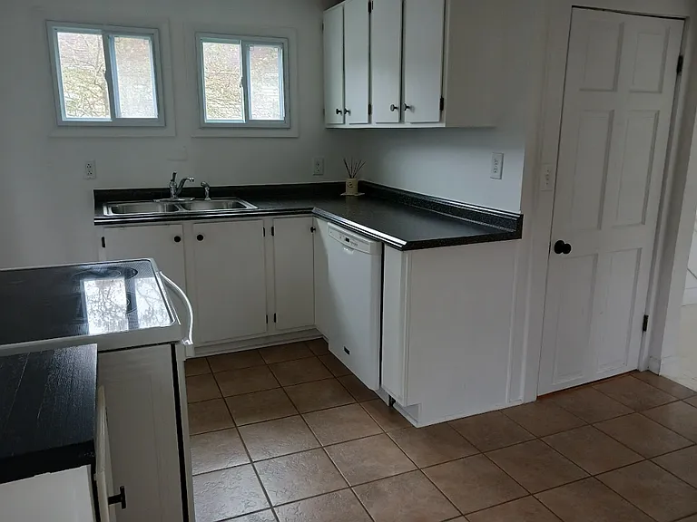 2858 Delaware Ave — Photo 4