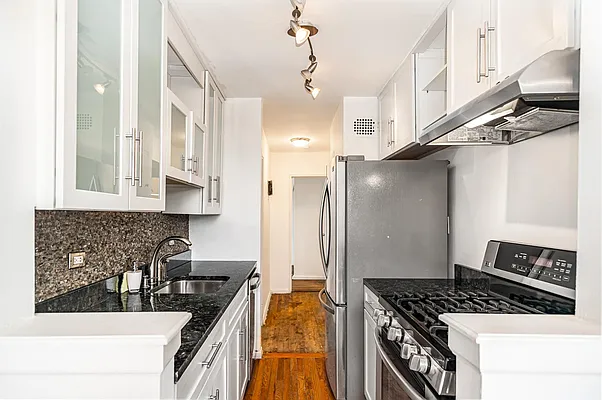 Sold by Century 21 Metropolitan | media 18