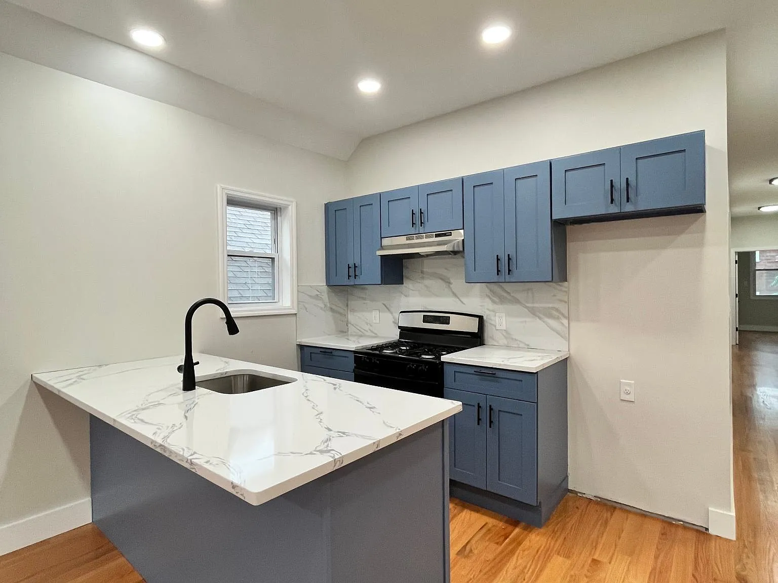 4 bed, 1200 sqft, $4,900 — Photo 2