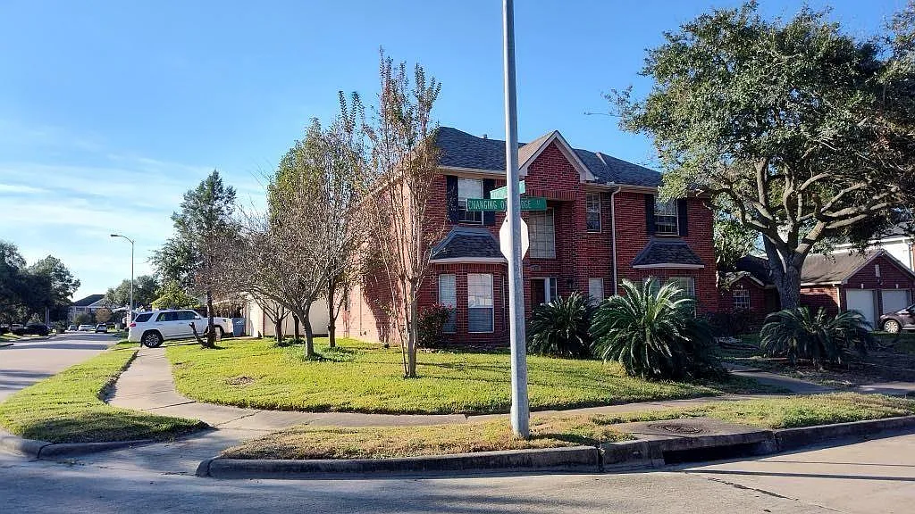 4 bed, 2.5 bath, 2513 sqft, $2,350 — Photo 3