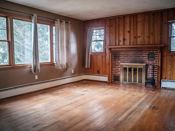 2nd image of 405 Crescent Ln