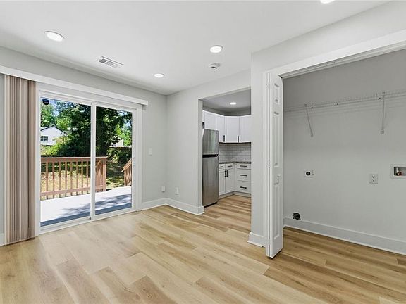 4th image of 2989 Harlan Dr