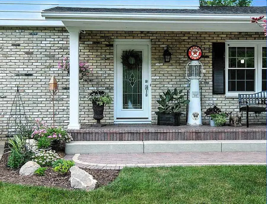 4 bed, 2.5 bath, 1936 sqft, $10,000 — Photo 2