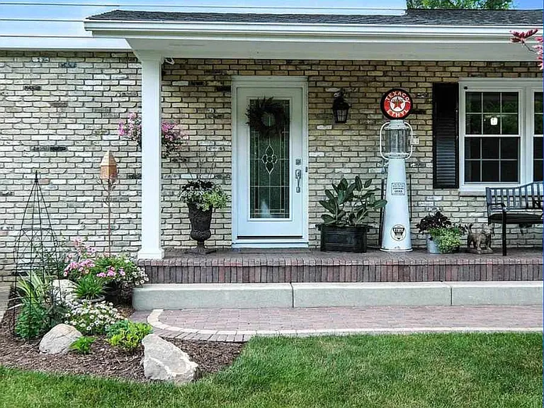 900 Woodview Dr — Photo 2