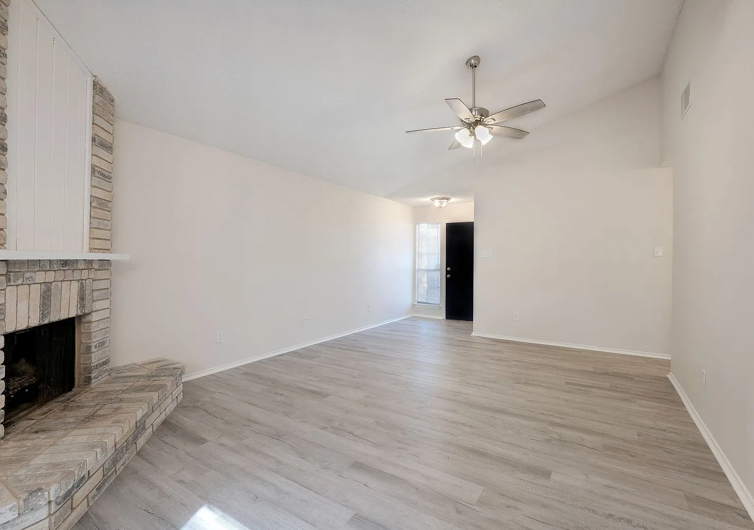 Charming 3-Bedroom Near Randolph AFB — Photo 4