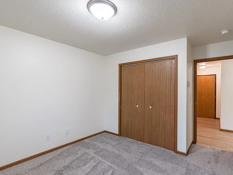 Fargo, ND Flagstone Apartments | 21B | Bedroom
