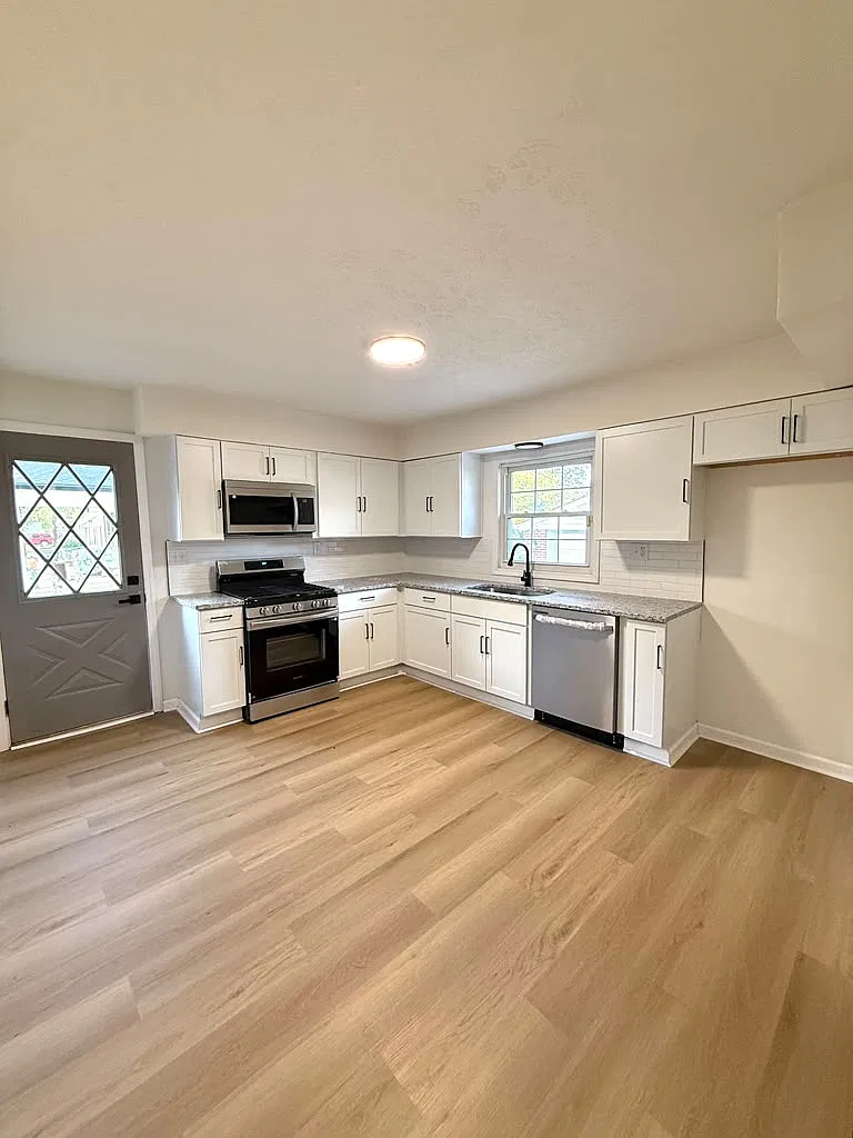 3 bed, 1152 sqft, $1,800 — Photo 3