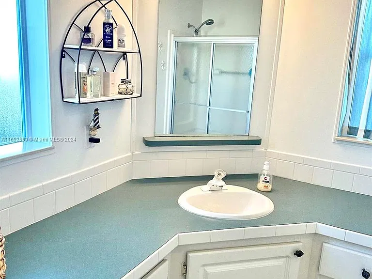72 Ocean Dr — Photo 13