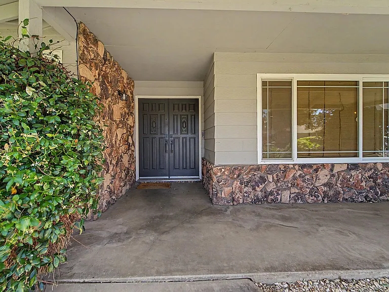 588 Manzanita Way — Photo 4
