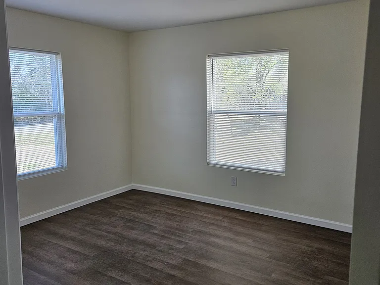 302 N Main St — Photo 22