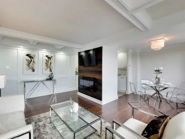 100 Leeward Glenway, Toronto, ON M3C 2Z1