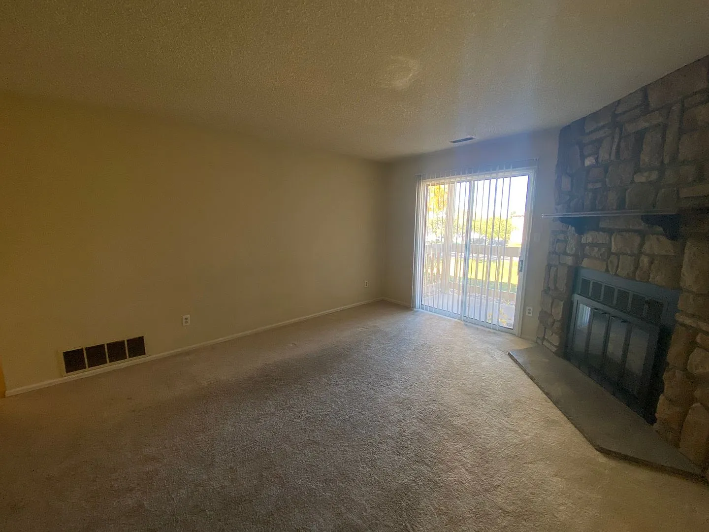 Inviting 2-bedroom, 2-bathroom condo — Photo 2