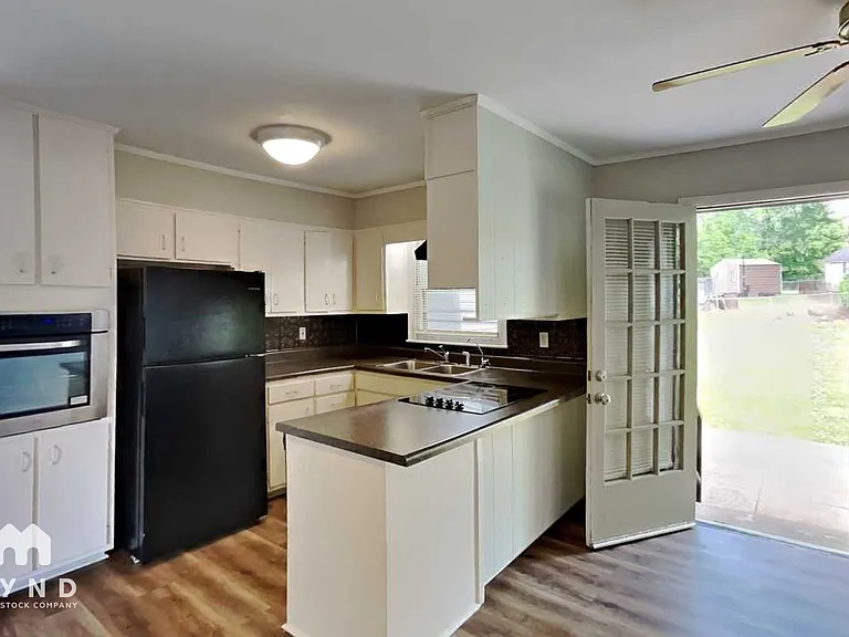 877 Twin Lake Dr NE — Photo 4