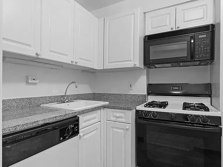 340 E 51st St #8A — Photo 7