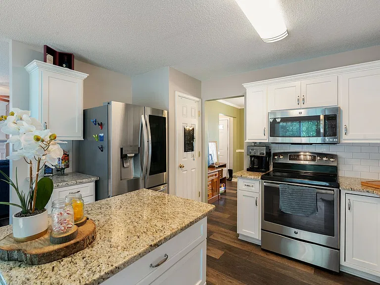 102 Bermuda Green Dr — Photo 2