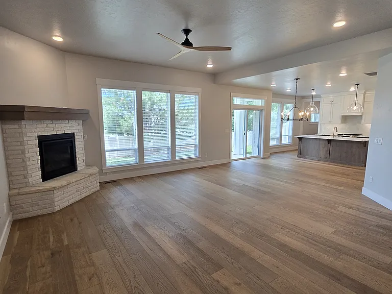 1834 W Wind Drift St — Photo 2