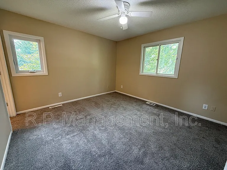 555 Lake Cove Ct — Photo 8