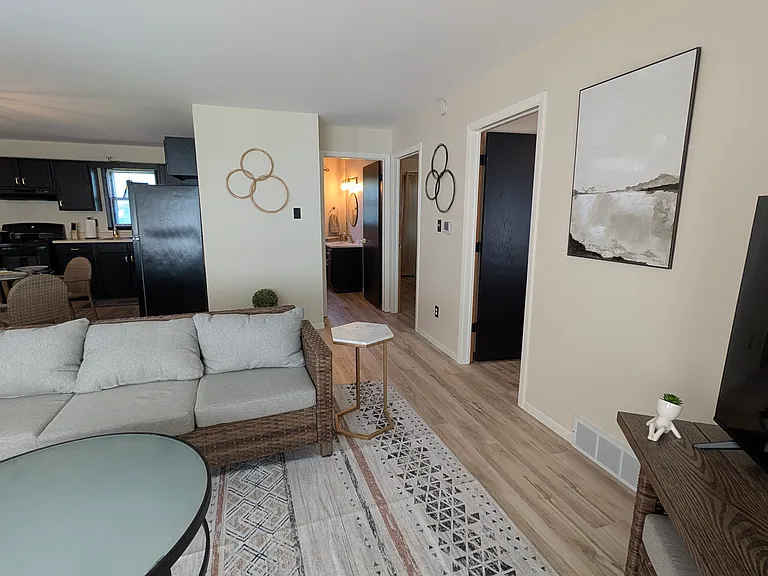 106 W Rose Eld Rd — Photo 11