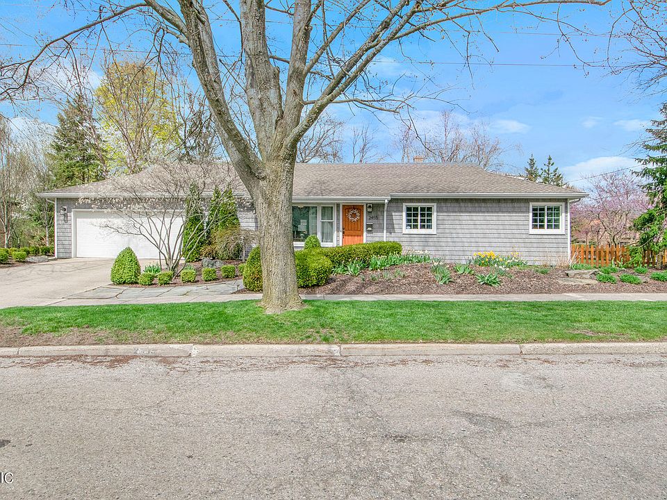 2455 Berwyck Rd Se East Grand Rapids Mi 49506 Zillow