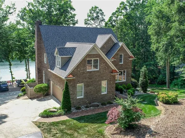 312 Lake Point Ln, Belews Creek, NC 27009