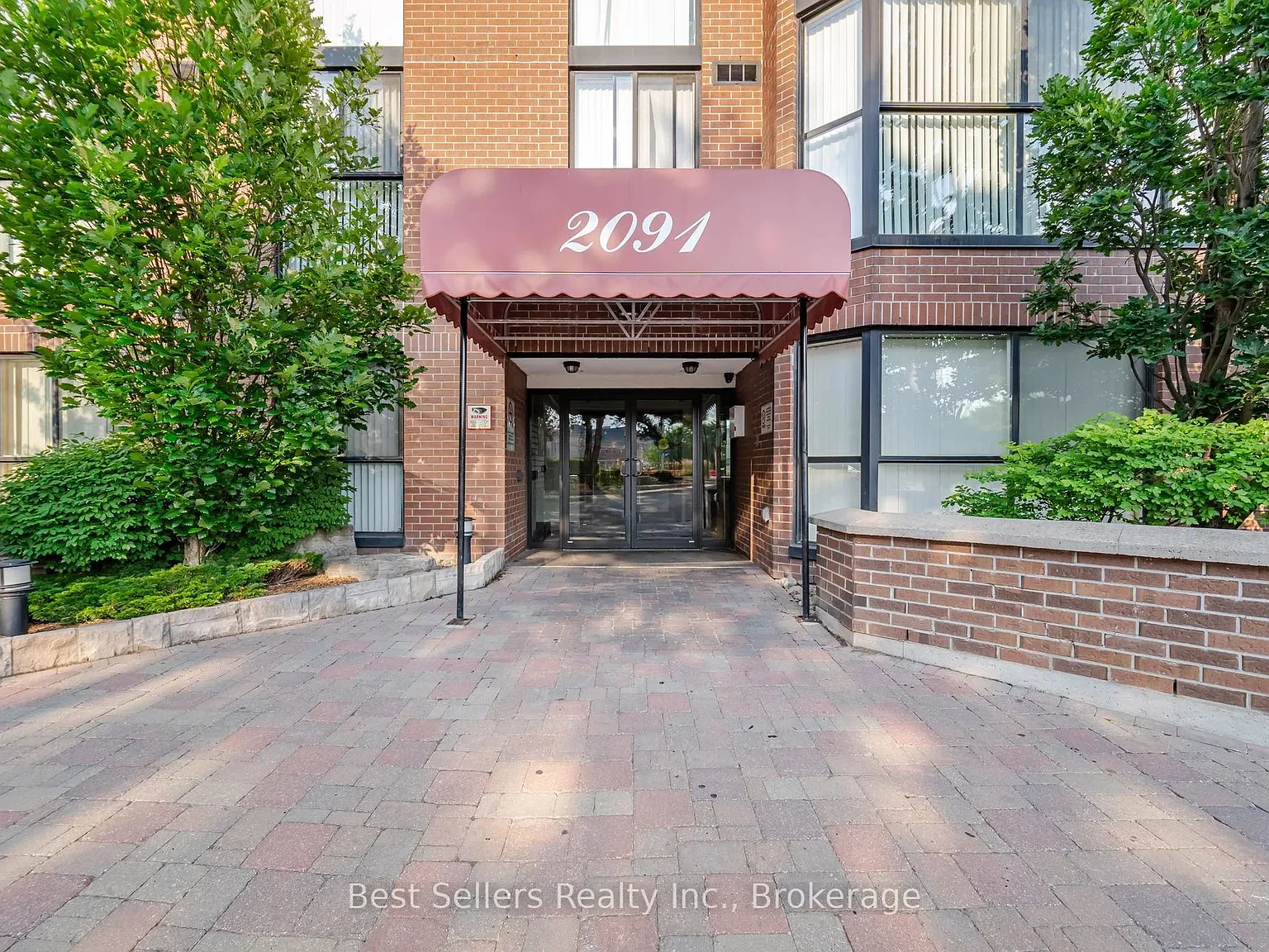 Courtney Club Condominium — Photo 2