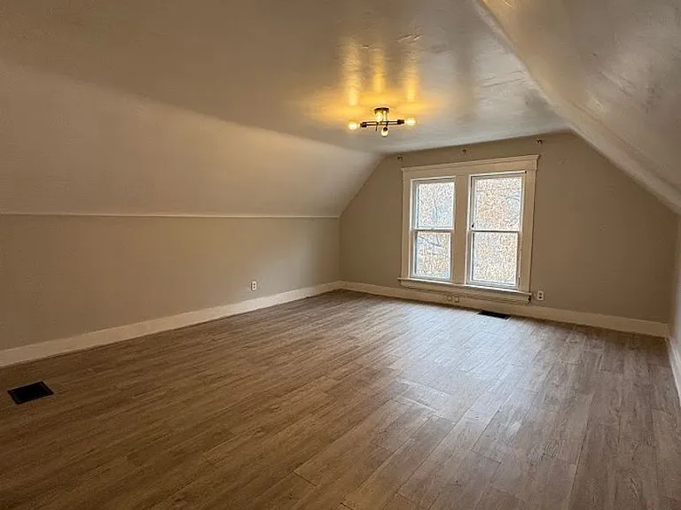 96 Hall St — Photo 3