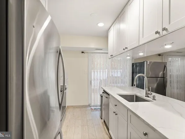 346 Lancaster Sq, Sterling, VA 20164