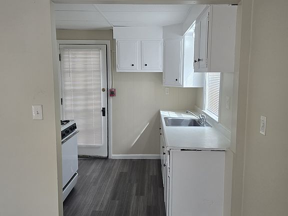 4th image of 399 Maple St APT 2