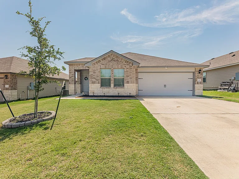 2306 Aylesbury Dr — Photo 1