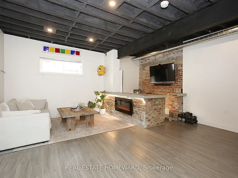 1233 Dundas St E — Photo 6
