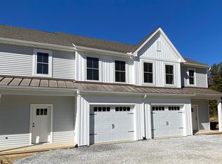 327 White Oak Rd #8, Manheim, PA 17545