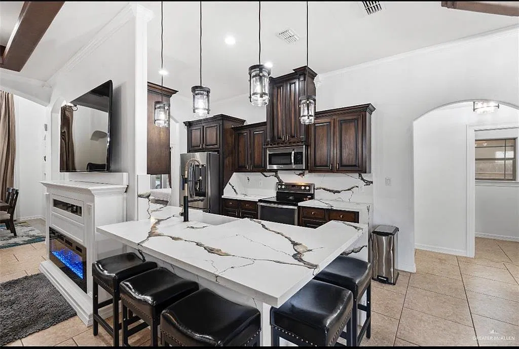 3 bed, 2.5 bath, 2006 sqft, $2,400 — Photo 2