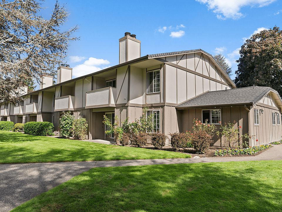 Classic charm meets peaceful living at University Commons.