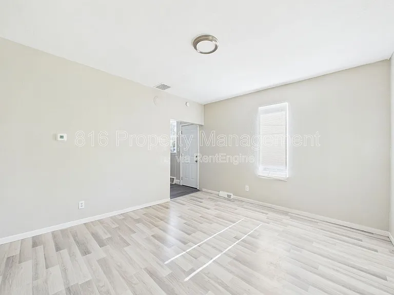 525 Splitlog Ave #R — Photo 4