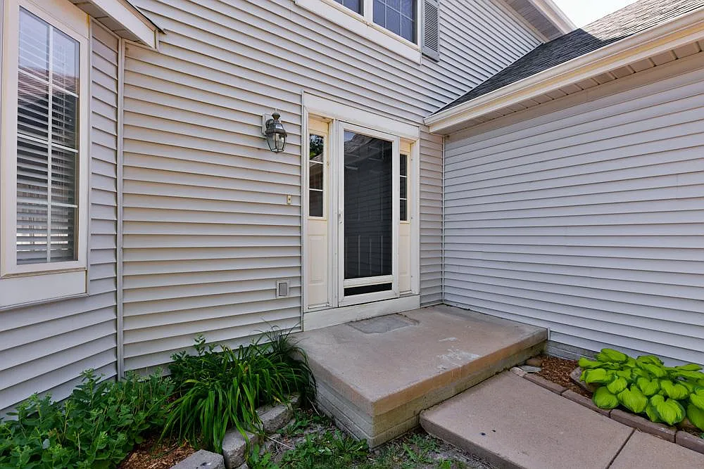 4 bed, 2700 sqft, $2,395 — Photo 2