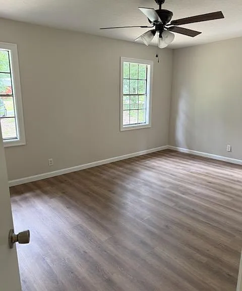 180 Glenwood Dr — Photo 2
