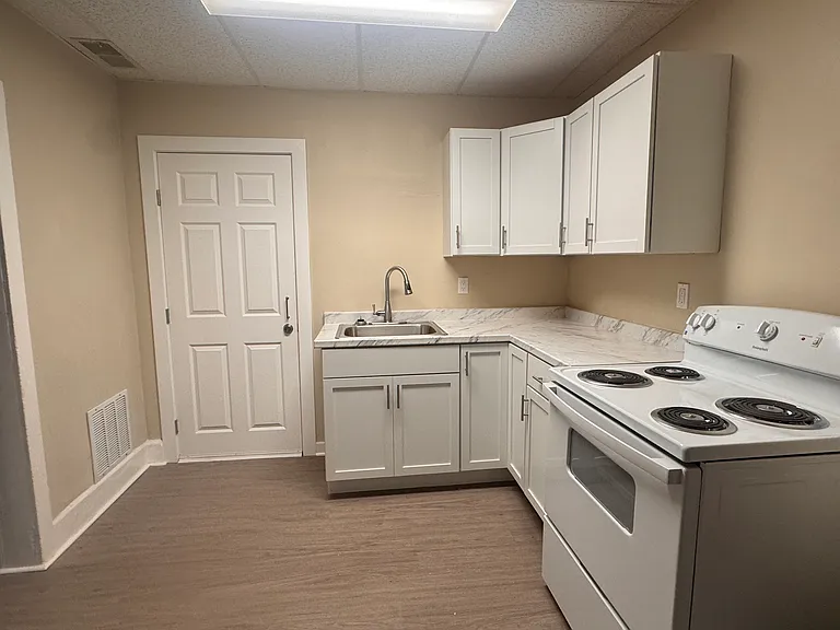 605 E 2nd St #4 — Photo 1