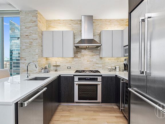 4th image of 247 W 46th St APT 3801
