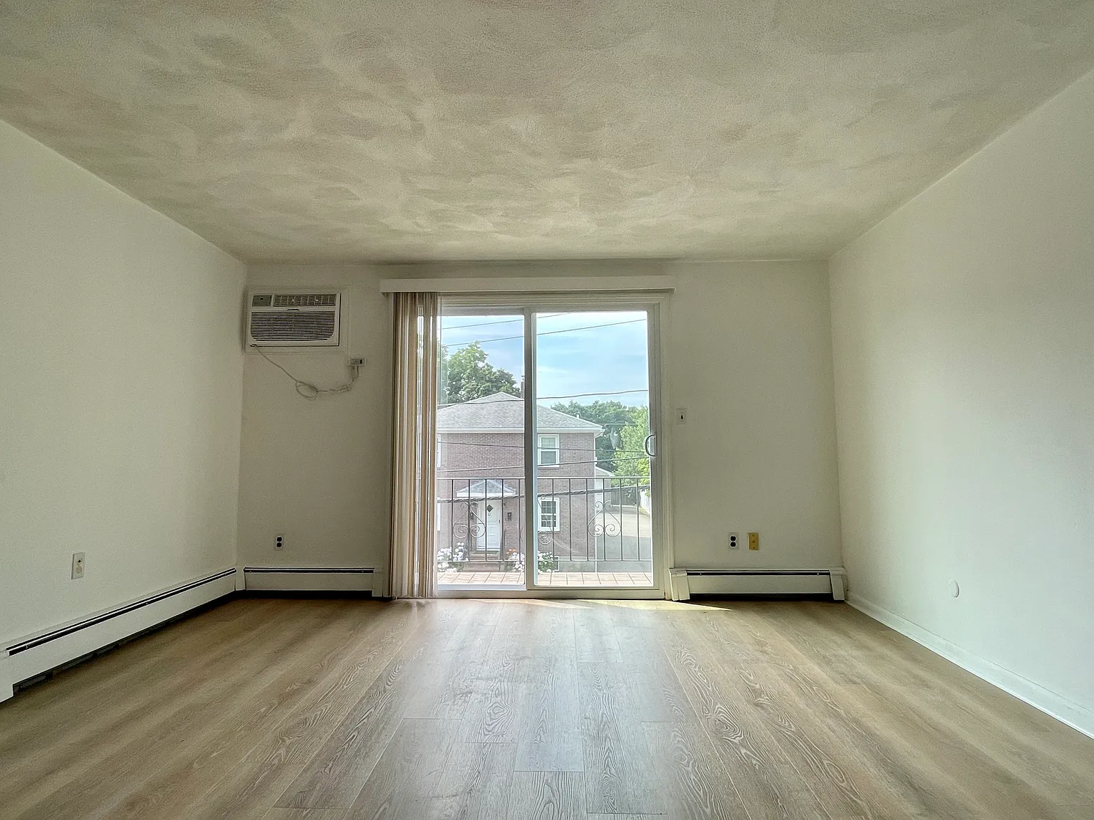 2 bed, 900 sqft, $2,450 — Photo 2
