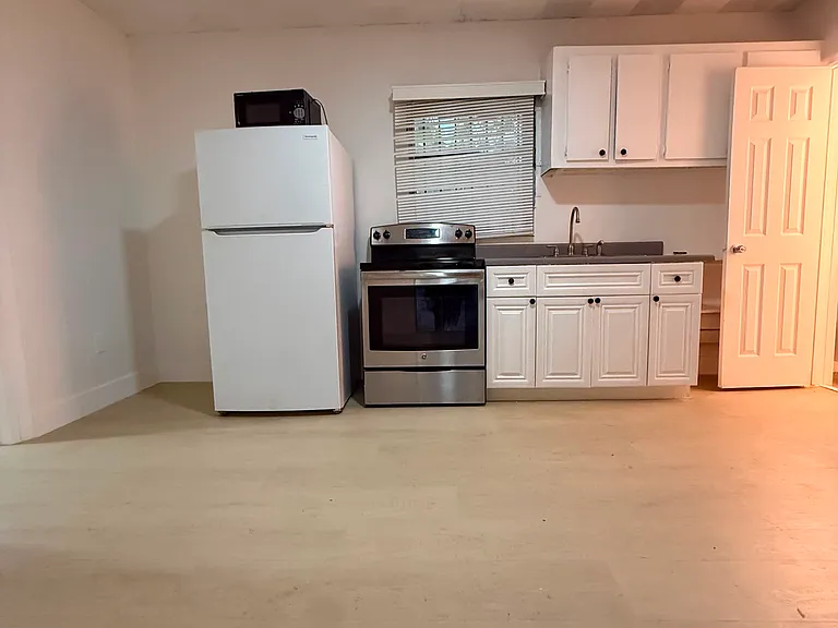119 NE 56th St #4 — Photo 7