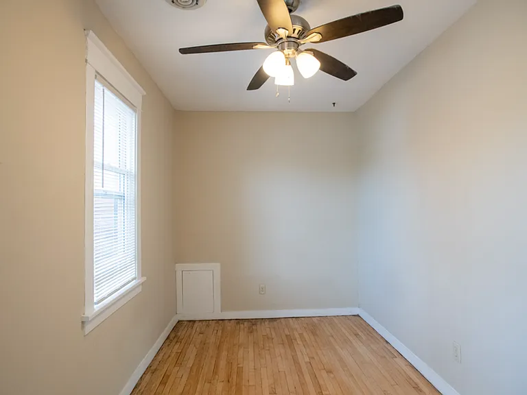 $1075 1 BA, 1 BA With Back Porch - Riverwest - 829 E Clarke — Photo 8