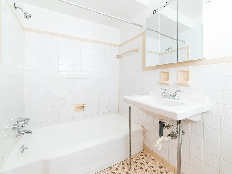 1101 Broadway Ave — Photo 16