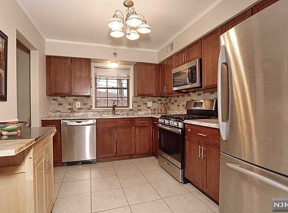 3rd image of 11 Briarwood Ct